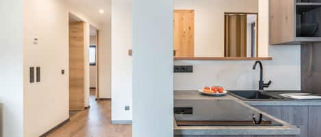 Refrigerador, microondas, placa de cocina, lavavajillas