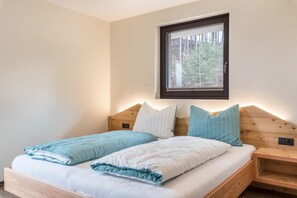 2 bedrooms, free WiFi, bed sheets - Apartment "Villa Lara Zirbe" with Mountain View, Private Terrace & Wi-Fi (Castelrotto)