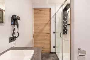 Shower, hair dryer, towels - Apartment "Villa Lara Zirbe" with Mountain View, Private Terrace & Wi-Fi (Castelrotto)
