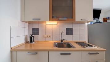 KĂŒhlschrank, Ofen, Herdplatte, Wasserkocher mit Kaffee-/Teezubehör