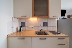 Køleskab, ovn, kogeplade, kaffe-/temaskine