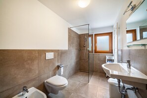 Shower, towels - Farmhouse 'Bauernhof Oberkapillhof 2' with Mountain View, Shared Garden and Wi-Fi (Meltina)