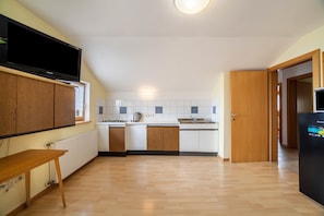 Fridge, oven, stovetop, coffee/tea maker