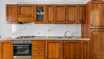 Frigorifero, forno, piano cottura, pentole/stoviglie/utensili