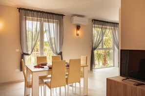 Dining - Apartment 'Grecale' with Private Terrace, Wi-Fi and Air Conditioning (Loano)