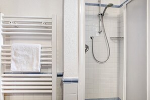 Shower, towels - Apartment 'Baita Valandrea 1' with Mountain View, Shared Garden and Wi-Fi (Livigno)