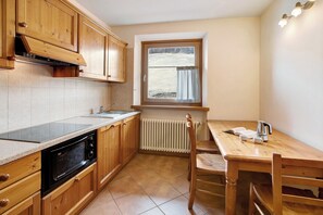 Kühlschrank, Mikrowelle, Herdplatte, Geschirrspüler