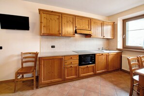 Kühlschrank, Mikrowelle, Herdplatte, Geschirrspüler