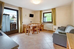 TV - Apartment 'Chalet Anna Rododendro' with Mountain View, Balcony and Wi-Fi (Livigno)