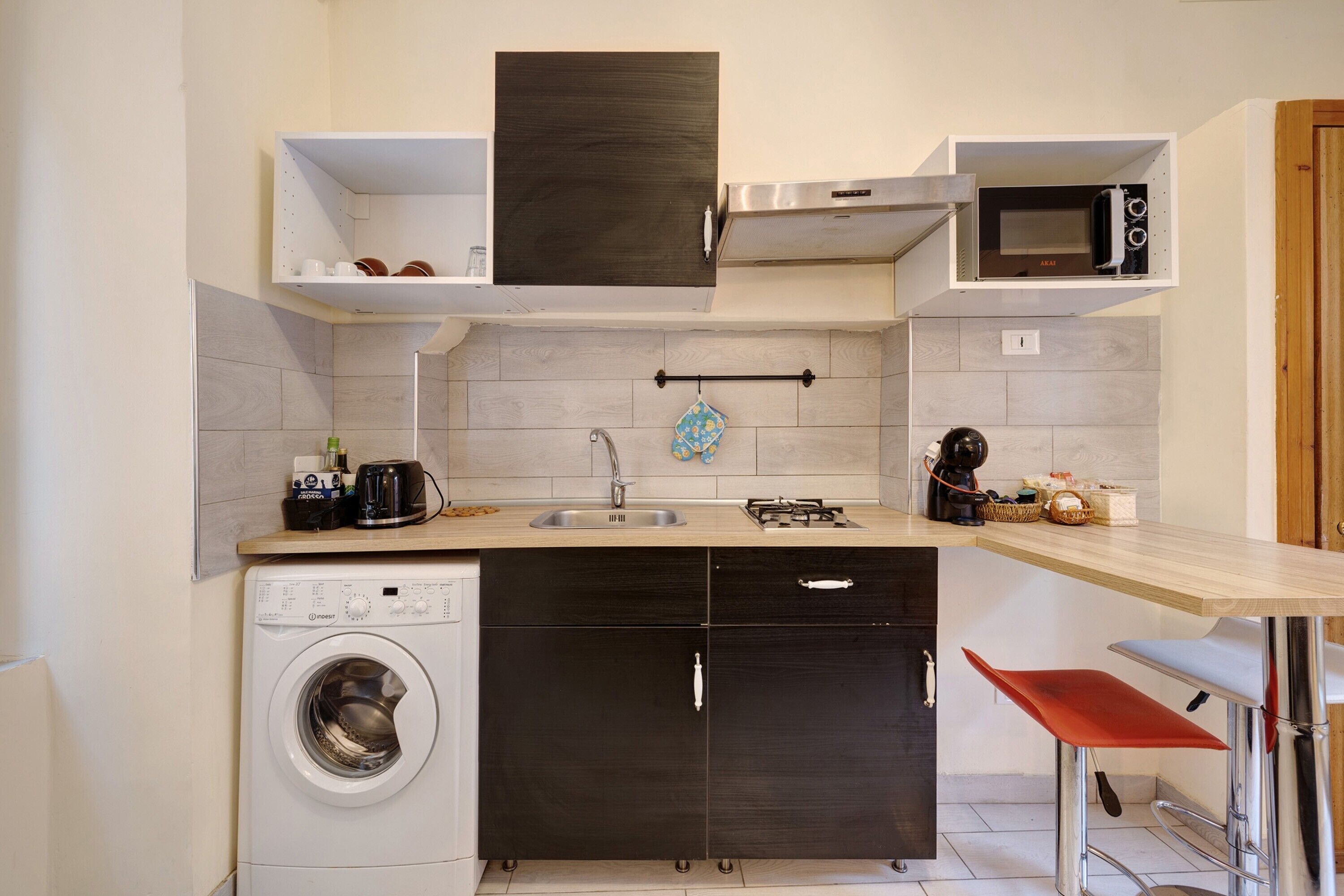 Kühlschrank, Mikrowelle, Herdplatte, Wasserkocher mit Kaffee-/Teezubehör