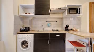 Kühlschrank, Mikrowelle, Herdplatte, Wasserkocher mit Kaffee-/Teezubehör