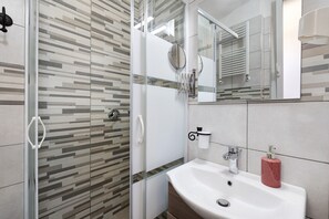 Dusche, Haartrockner, Handtücher