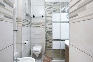 Chuveiro, secador de cabelo, toalhas de banho