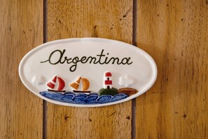 A decorative plate with the word 'Argentina' and maritime illustrations. - Apartment 'Argentina' with Balcony, Wi-Fi and Air Conditioning (Loano)