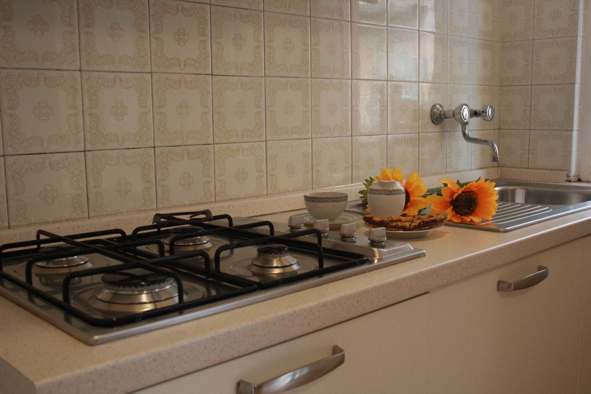 Refrigerador, microondas, parrilla de estufa y utensilios de cocina 