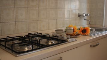 Refrigerador, microondas, parrilla de estufa y utensilios de cocina