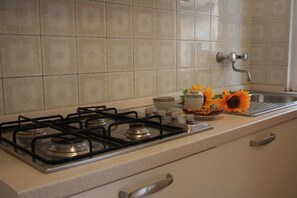 Réfrigérateur, micro-ondes, plaque de cuisson