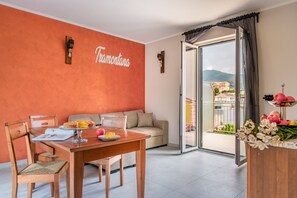 Dining - Apartment 'Tramontana' with Private Terrace, Wi-Fi and Air Conditioning (Loano)