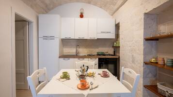 Réfrigérateur, four, plaque de cuisson, bouilloire électrique