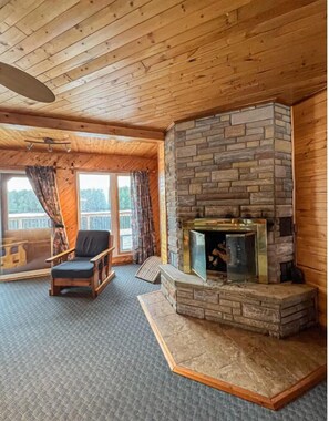 39-inch LCD TV with satellite channels - Ahmic Lake Resort (Magnetawan)