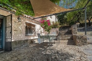 Outdoor dining - Country House El Rincón with Mountain Views, Private Pool and 2 Terraces (Arroyomolinos de León)