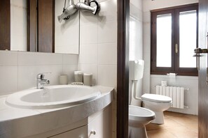 Shower, hair dryer, towels - Cottage Relax – Romantic Retreat Amid Vineyards in Alta Langa – Tenuta MonteOliveto (Vesime)