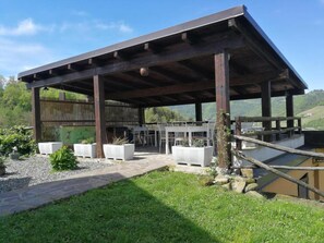 Outdoor dining - Cottage Family – Family Getaway Among Alta Langa Vineyards UNESCO – Tenuta MonteOliveto (Vesime)