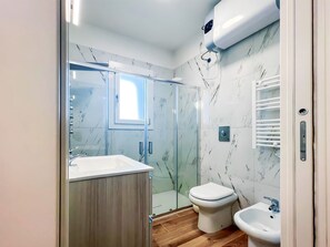 Dusche, Haartrockner, Handtücher