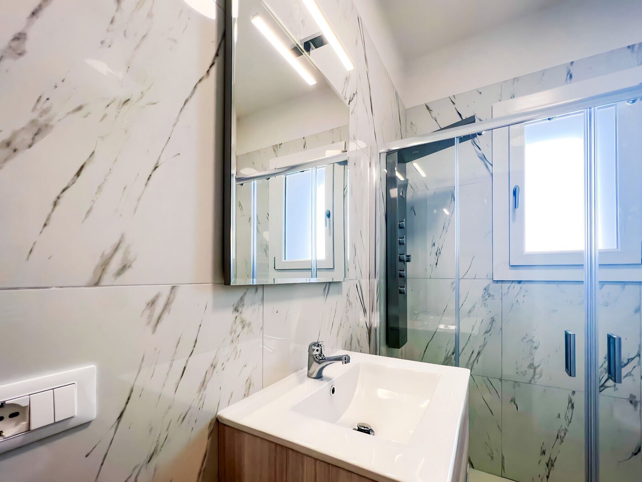 Shower, hair dryer, towels