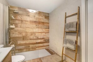 Een douche, een haardroger, handdoeken