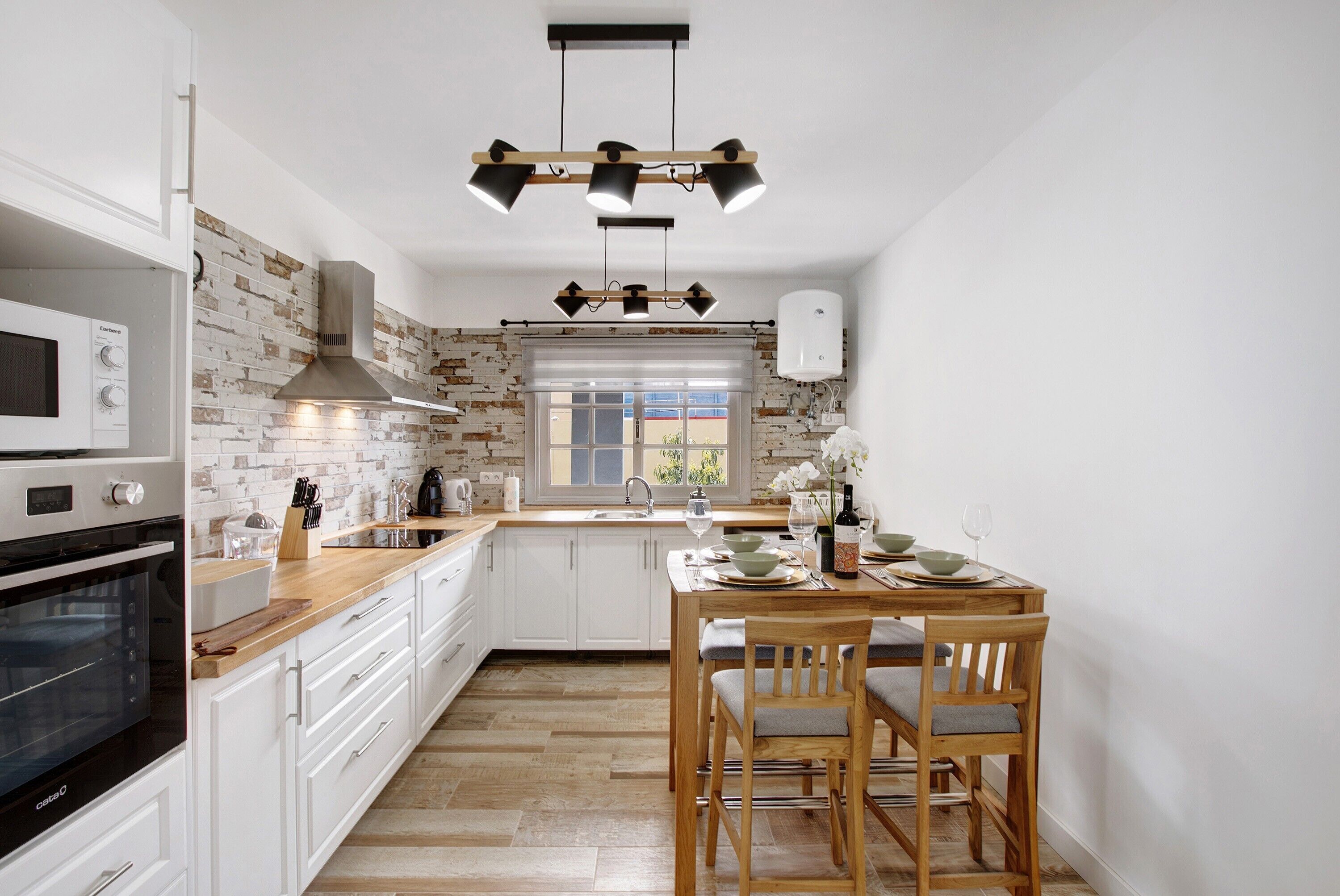 Jääkaappi, mikroaaltouuni, uuni, liesi