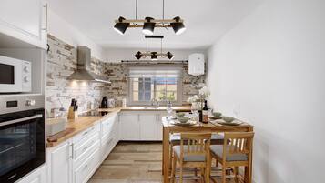 Jääkaappi, mikroaaltouuni, uuni, liesi