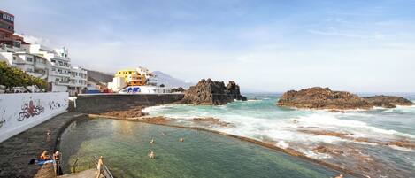 بالقرب من الشاطئ