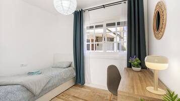 3 slaapkamers, een strijkplank/strijkijzer, gratis wifi, beddengoed