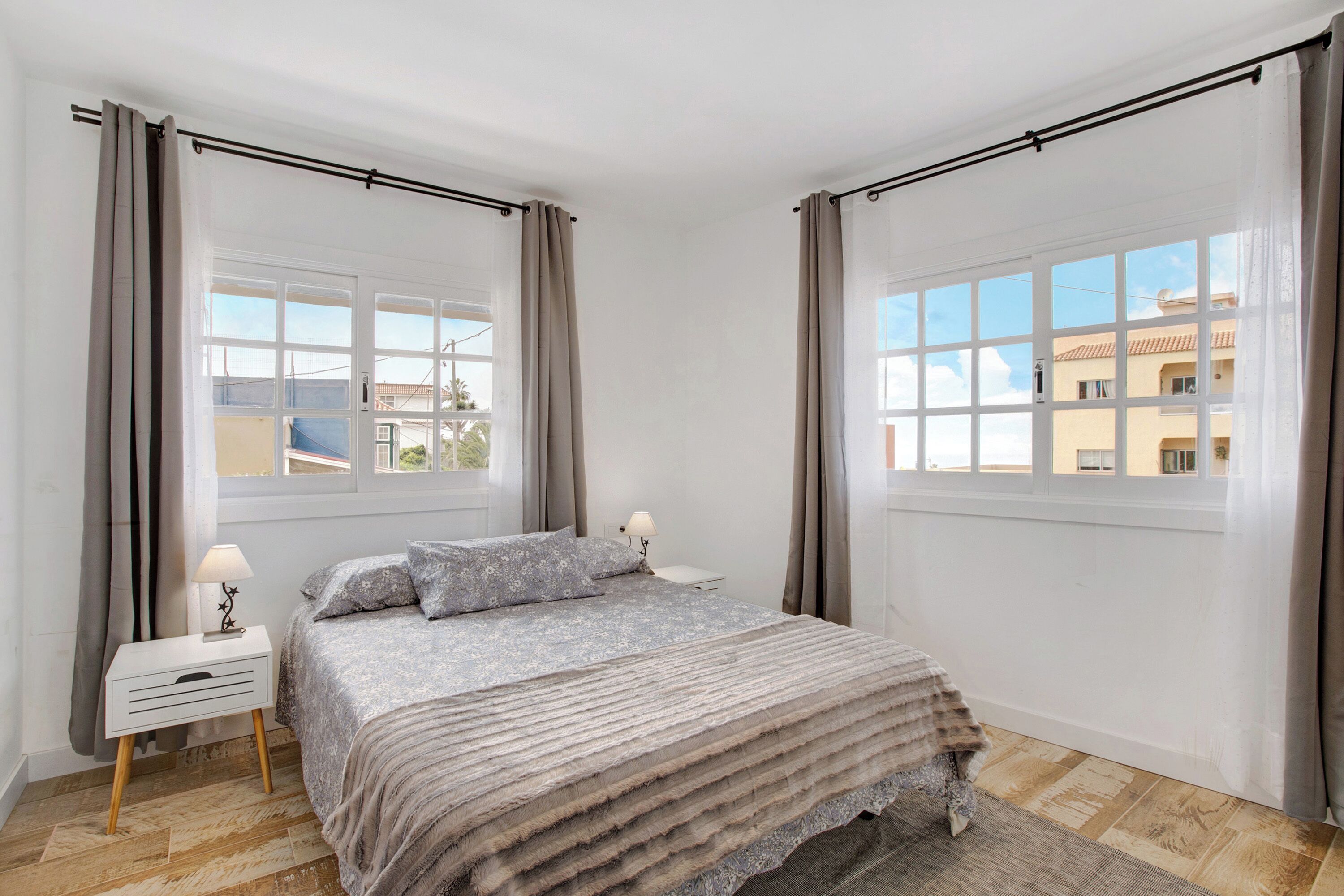 3 slaapkamers, een strijkplank/strijkijzer, gratis wifi, beddengoed