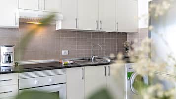 Een koelkast, een oven, een kookplaat, een koffiezetapparaat/waterkoker