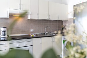 Fridge, oven, stovetop, coffee/tea maker - Vacation Apartment 'Barlovento Apartment' with Balcony and Wi-Fi (Playa Honda)