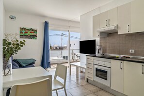 Refrigerador, horno, placa de cocina, cafetera/tetera