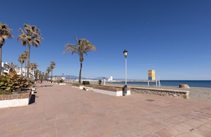 På stranden