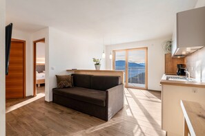 Interior - Apartment "Reiterhof Gaia" with Mountain View, Private Garden & Wi-Fi (San Genesio Atesino)