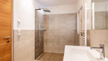 Dusche, Haartrockner, Handtücher