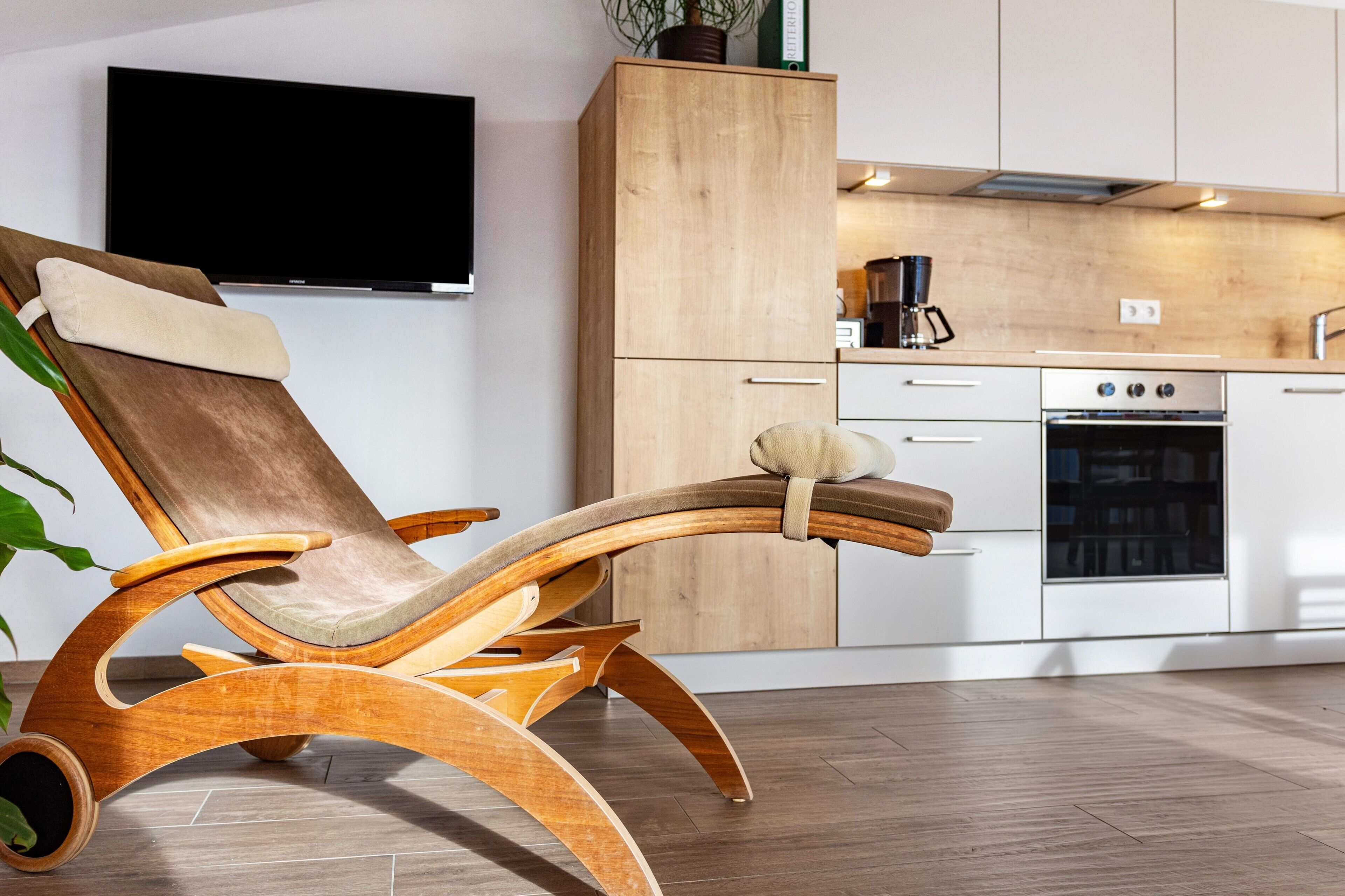 Een koelkast, een oven, een kookplaat, een vaatwasser