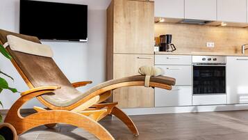 Een koelkast, een oven, een kookplaat, een vaatwasser