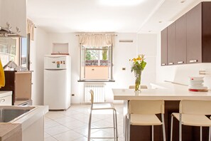 Réfrigérateur, micro-ondes, plaque de cuisson, cafetière/bouilloire