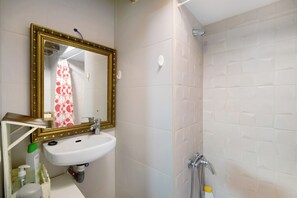 Douche, articles de toilette gratuits, sèche-cheveux