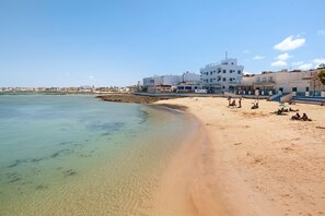 Una spiaggia nelle vicinanze