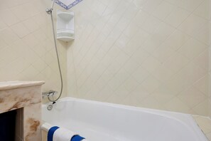 Baignoire, sèche-cheveux, serviettes fournies
