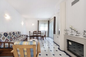 TV - Apartment "Casa Daniel T2" with Sea View, Balcony & Wi-Fi (Lagos)