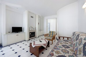 TV - Apartment "Casa Daniel T2" with Sea View, Balcony & Wi-Fi (Lagos)