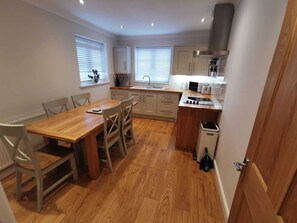 Deluxe Townhome | In-room dining - Coachmans Cottage (Banbury)